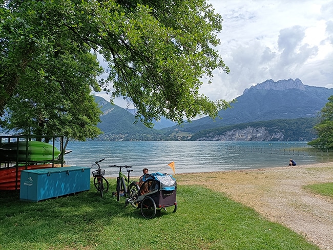 location vélos et cariole enfant annecy