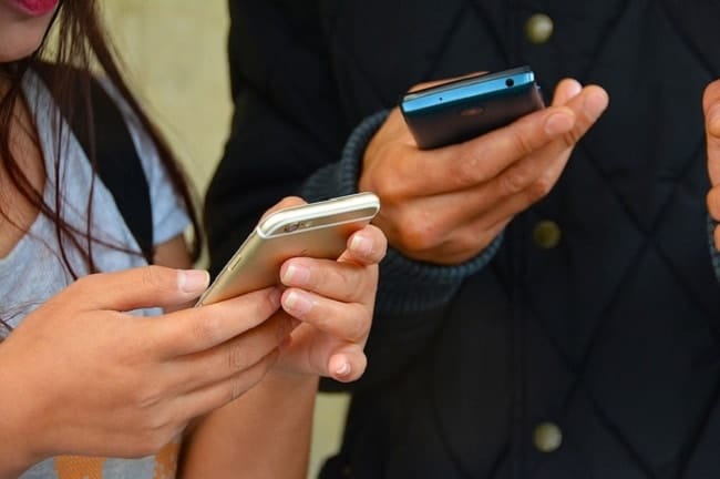 Débat entre enfants : le téléphone portable, indispensable ?