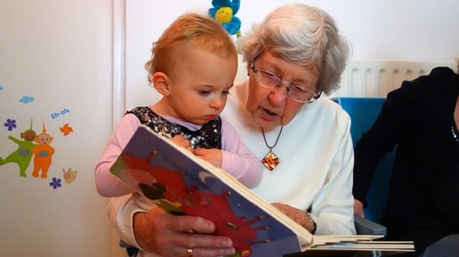 enfant et grand-mère en maison de retraite