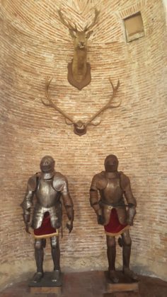 armure dans la salle d'armes du château de Saint-Fargeau