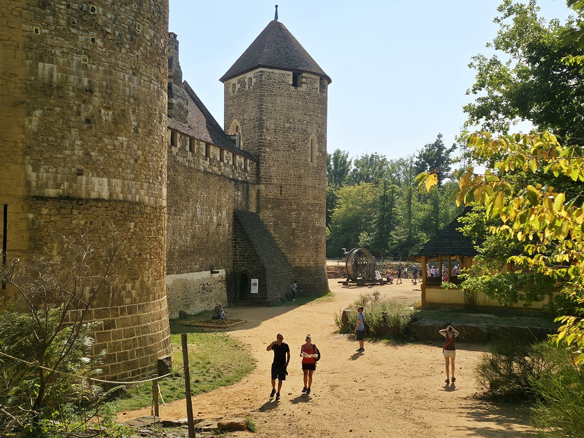 ou se trouve le chateau de guedelon