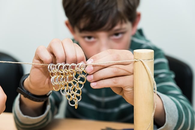 atelier enfants cotte de maille au Muséoparc Alésia