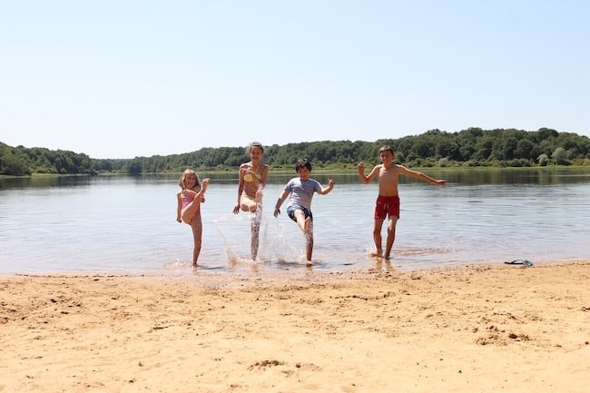 Vacances dans l'Yonne en famille, baignade à l'étang du Bourdon, à Saint-Fargeau