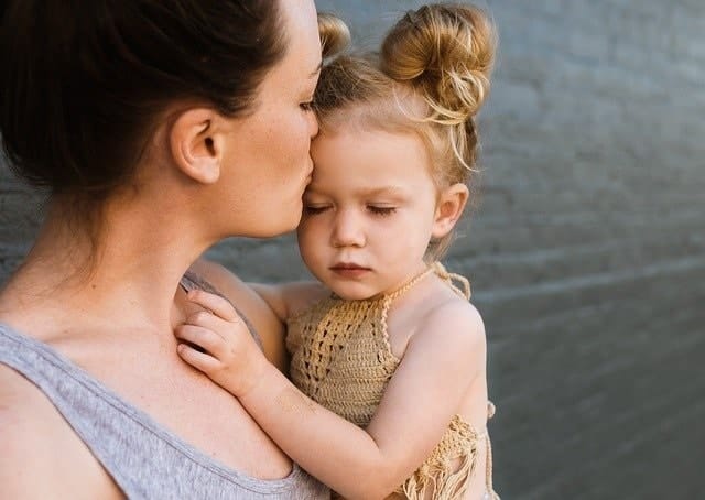 distanciation enfant en manque de câlins