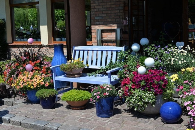 aménagement terrasse avec pots de fleurs