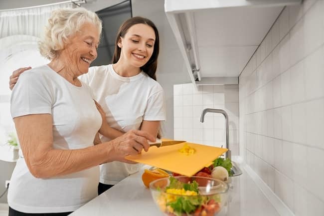 avantages d'un service de téléassistance pour personnes âgées
