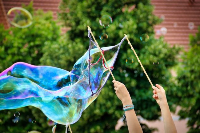 idées activités enfant au jardin, faire des bulles géantes