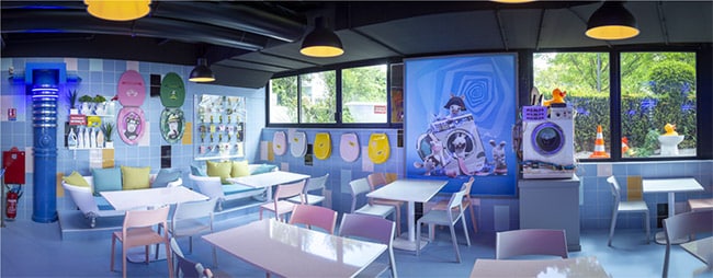 salle de restaurant La crêpe volante sur le thème des Lapins Crétins au Futuroscope