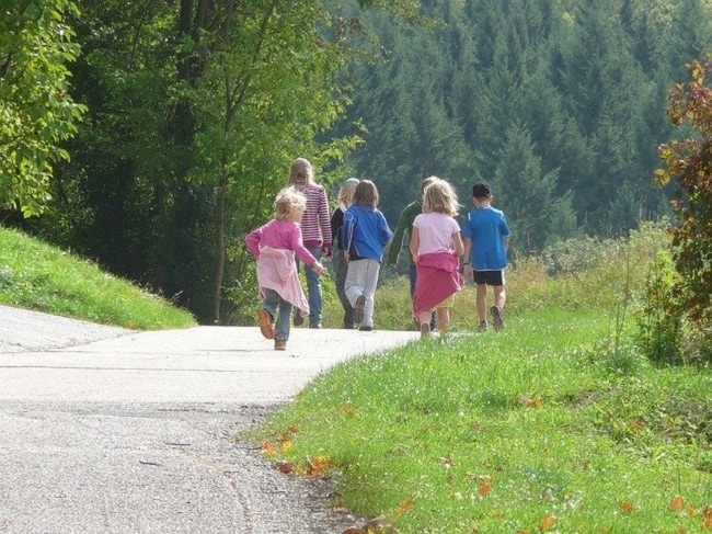 Les avantages de laisser partir les enfants en vacances avec leurs