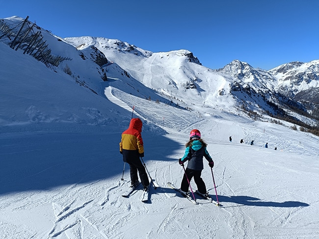 Adolescent Dans Les Alpes. Jeune Garçon En Lunettes De Ski À La