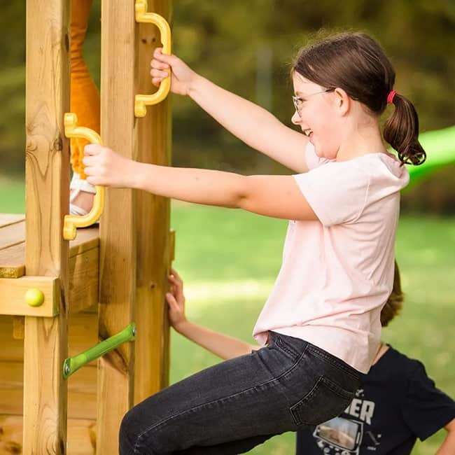 air de jeux en bois avec mur de grimpe Trigano