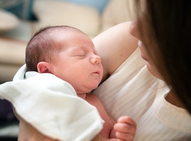 10 idées de cadeaux pour une jeune maman et son bébé