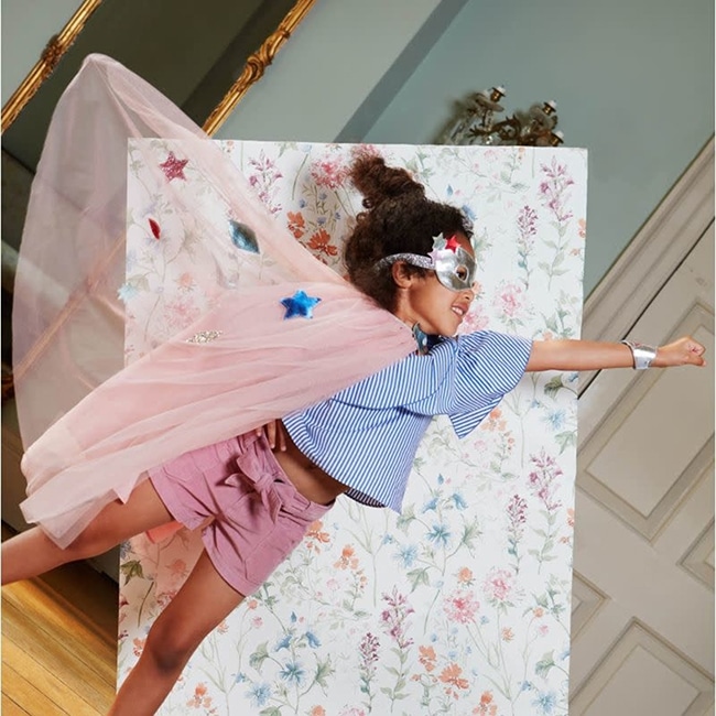 Enfant Fille En Costume De Super Héros Avec Masque Et Cape Rouge à La  Maison