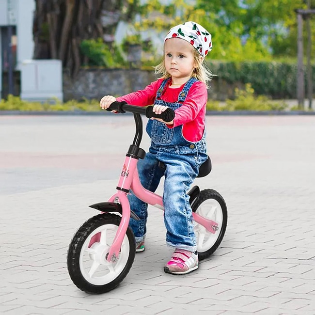 De la draisienne au vélo sans petites roues : les avis des parents