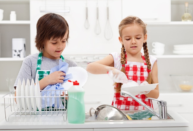 taches ménagères en famille