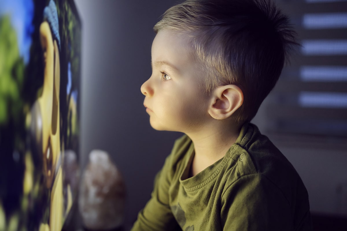 la nounou met mon enfant devant la télévision