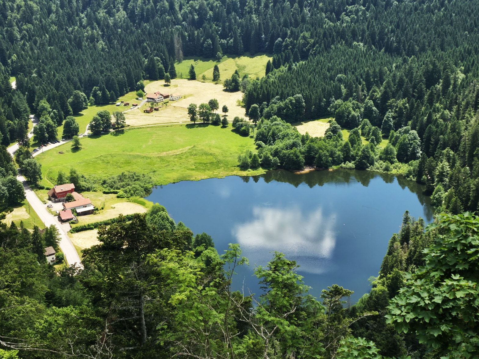 point de vue la roche du diable sur lac de retournemer 