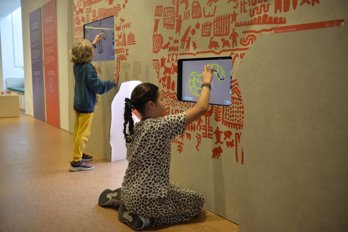 musée de l'homme avec des enfants