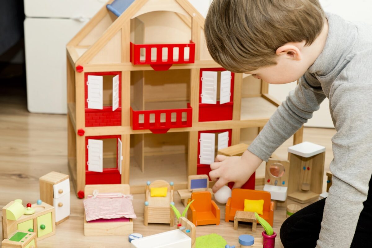 petite maison de poupée en bois avec accessoires
