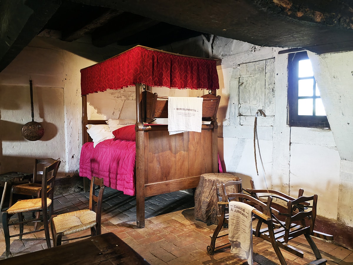 pièce à vivre avec lit et chaise enfant ferme de la forêt bresse