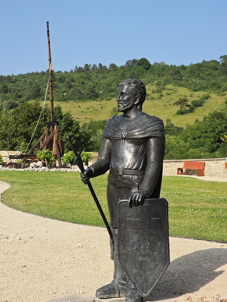 statue chevalier et trebuchet chateau de trefford