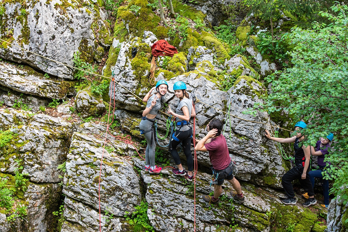 Adolescents en escalade en colonie de vacances en Auvergne-Rhône-Alpes