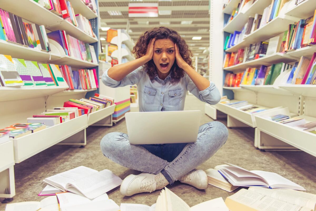 adolescente stressée par les révisions pour ses examens