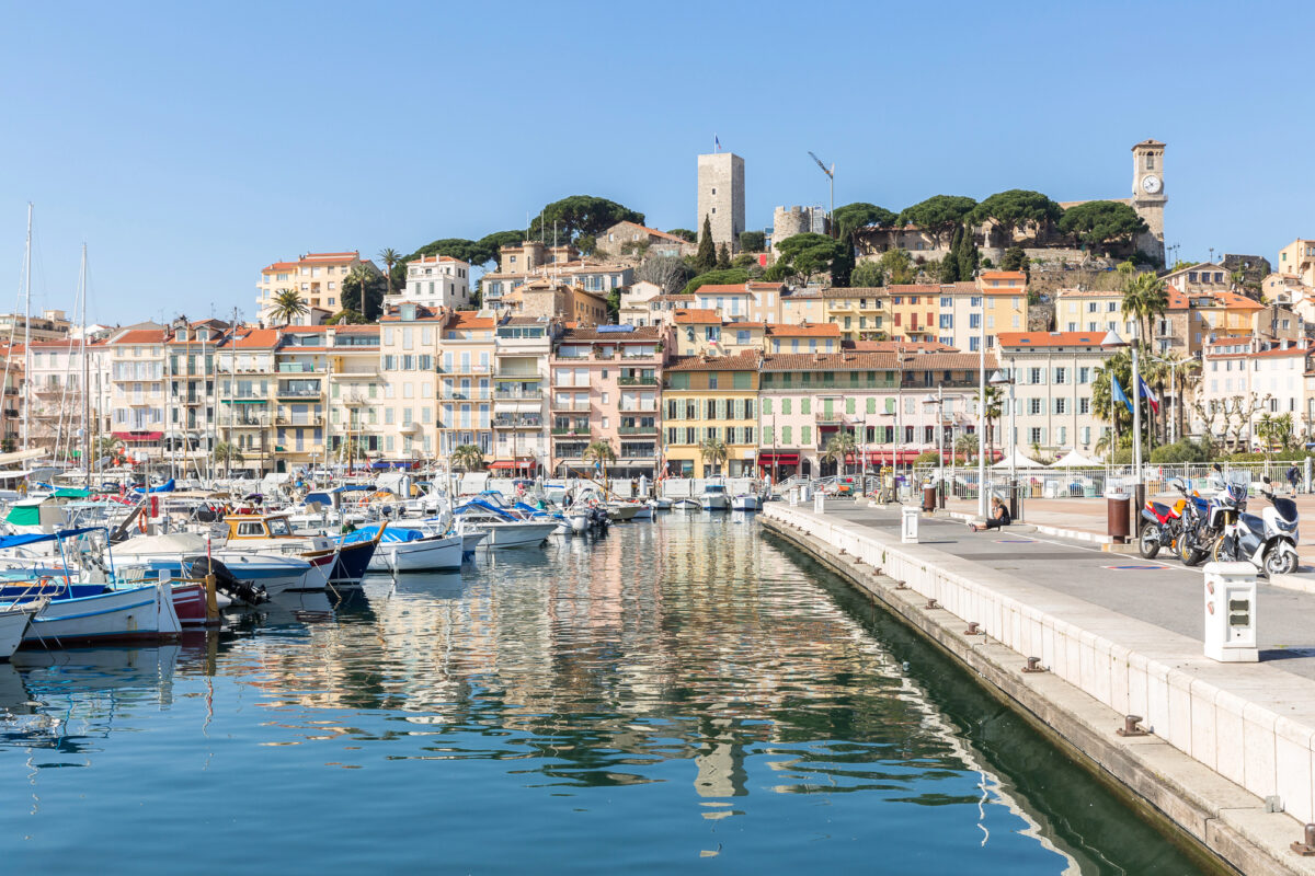 cannes le suquet vue port cannes le suquet vue depuis le port de plaisance