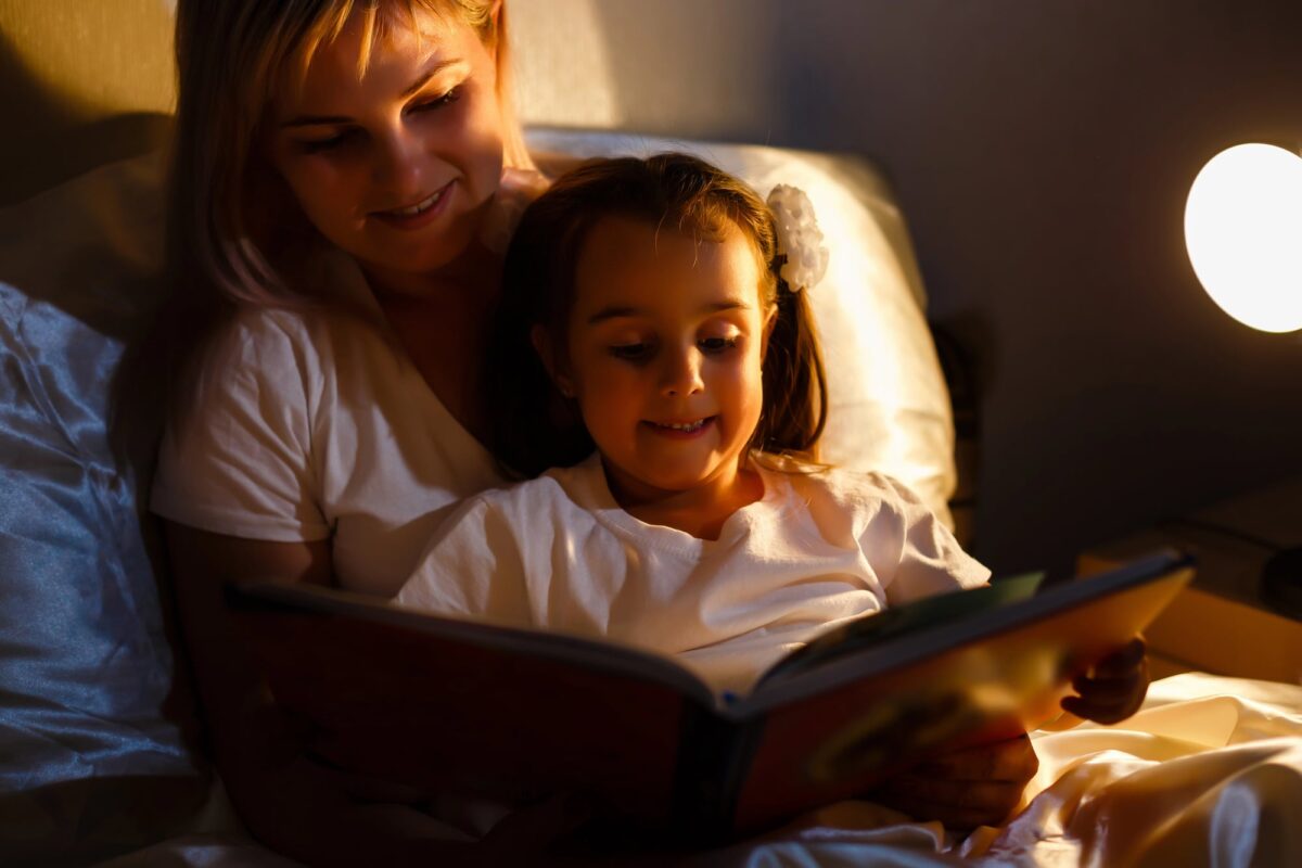 lecture du soir d'une maman à sa fille au lit