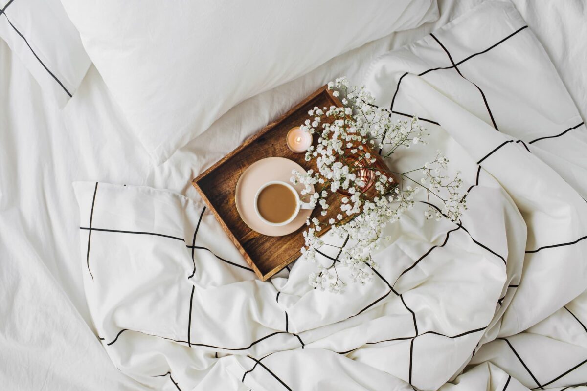plateau petit déjeuner au lit sur housse de couette été à carreaux blanche