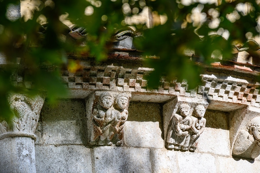 modillons sur l'abbaye d'arthous d'Hastingues dans les landes
