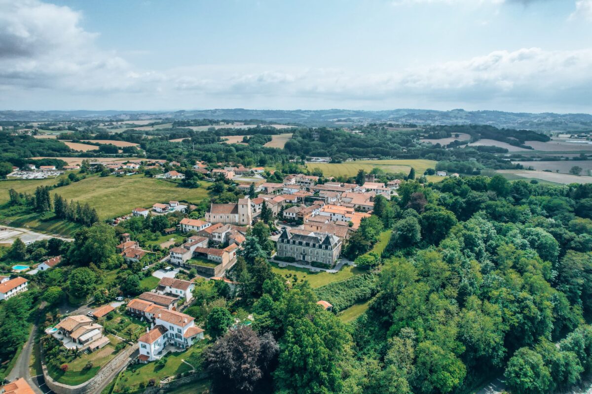 vue aérienne de la vallée du kiwi et du village d'Hastingues