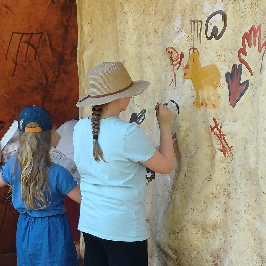 Brassempouy Préhistosite atelier peintures enfants