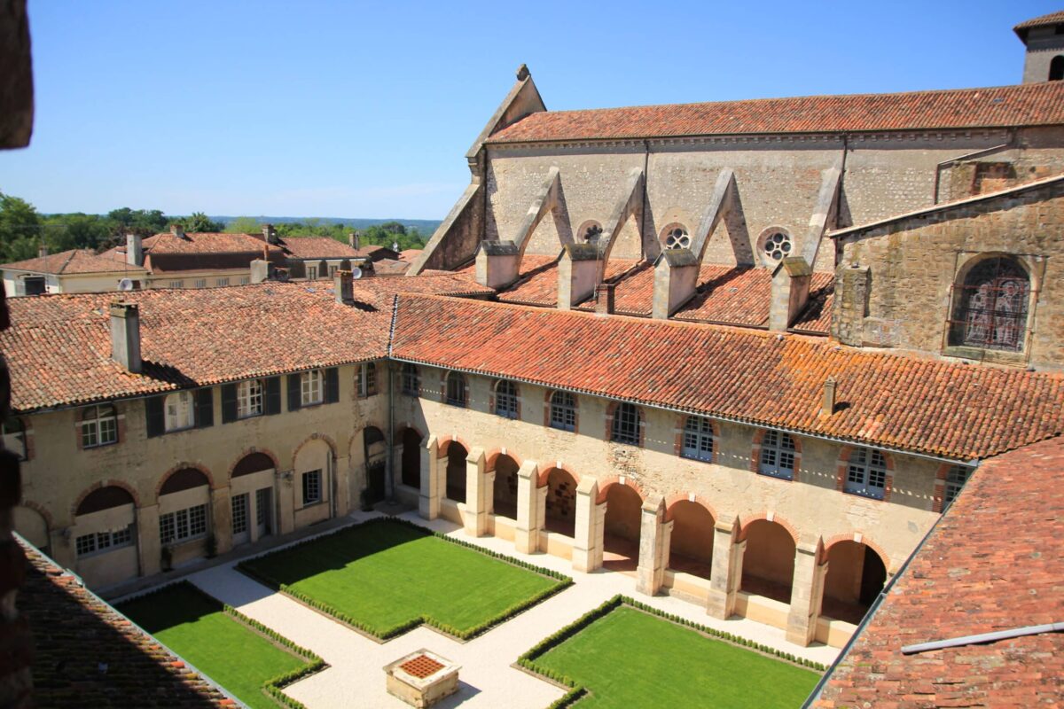cloitre de l'abbatiale de saint-sever