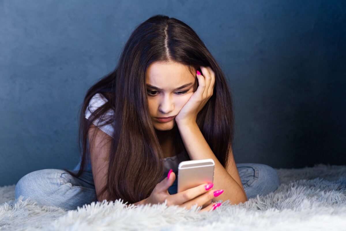 adolescente accro à son téléphone