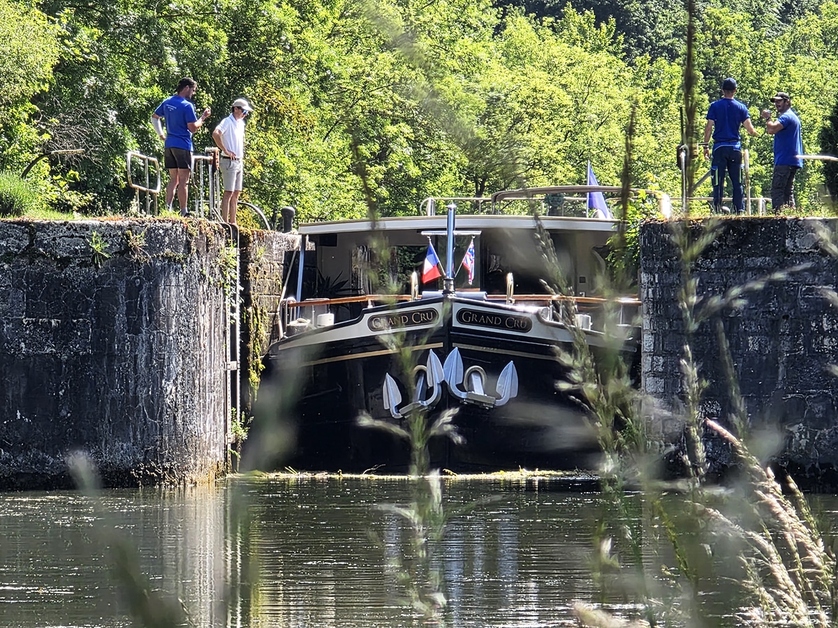 passage d'écluse sur le canal de bourgogne