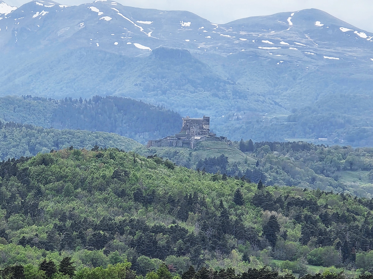 vue chateau de Murol perché sur son éperon rocheux
