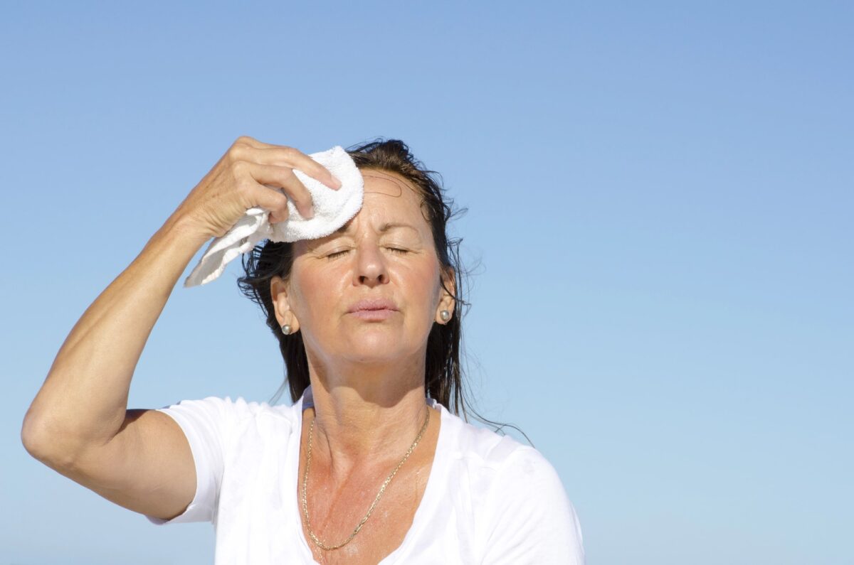 femme bouffees de chaleur l'été