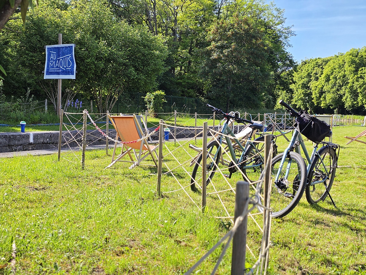 guinguette au maquis sur le canal de bourgogne à vélo