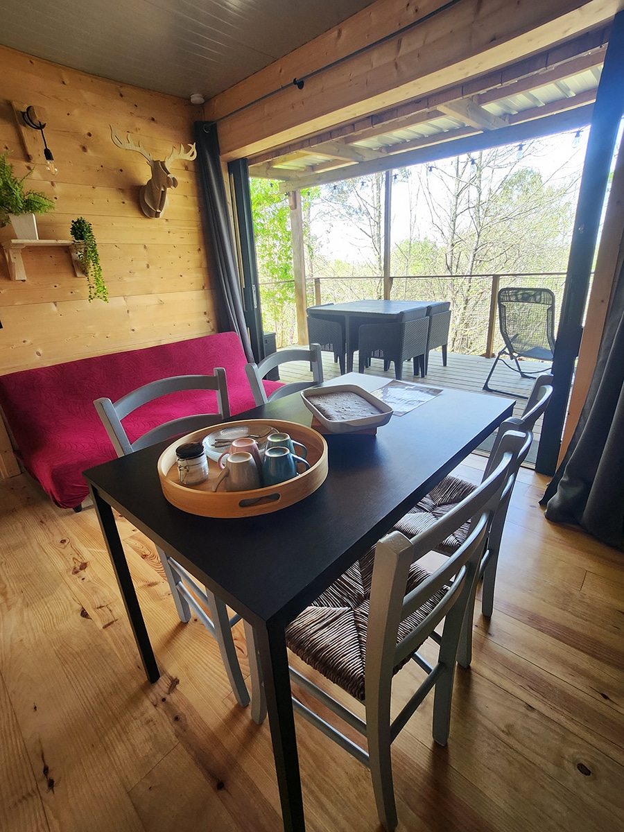 les cabanes de brocas a belus séjour avec terrasse ouverte sur la campagne
