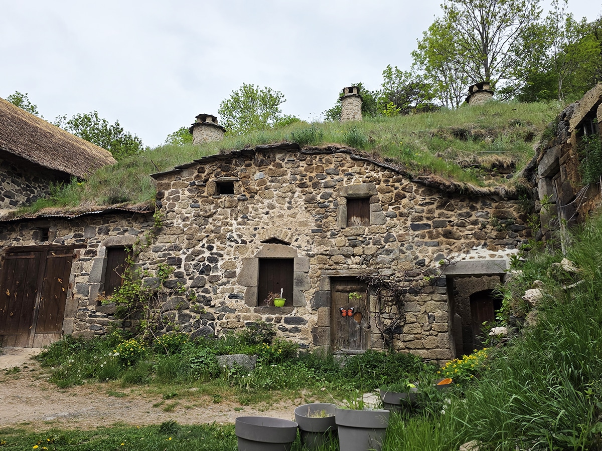 Le Mystère des Farges maisons troglodytes