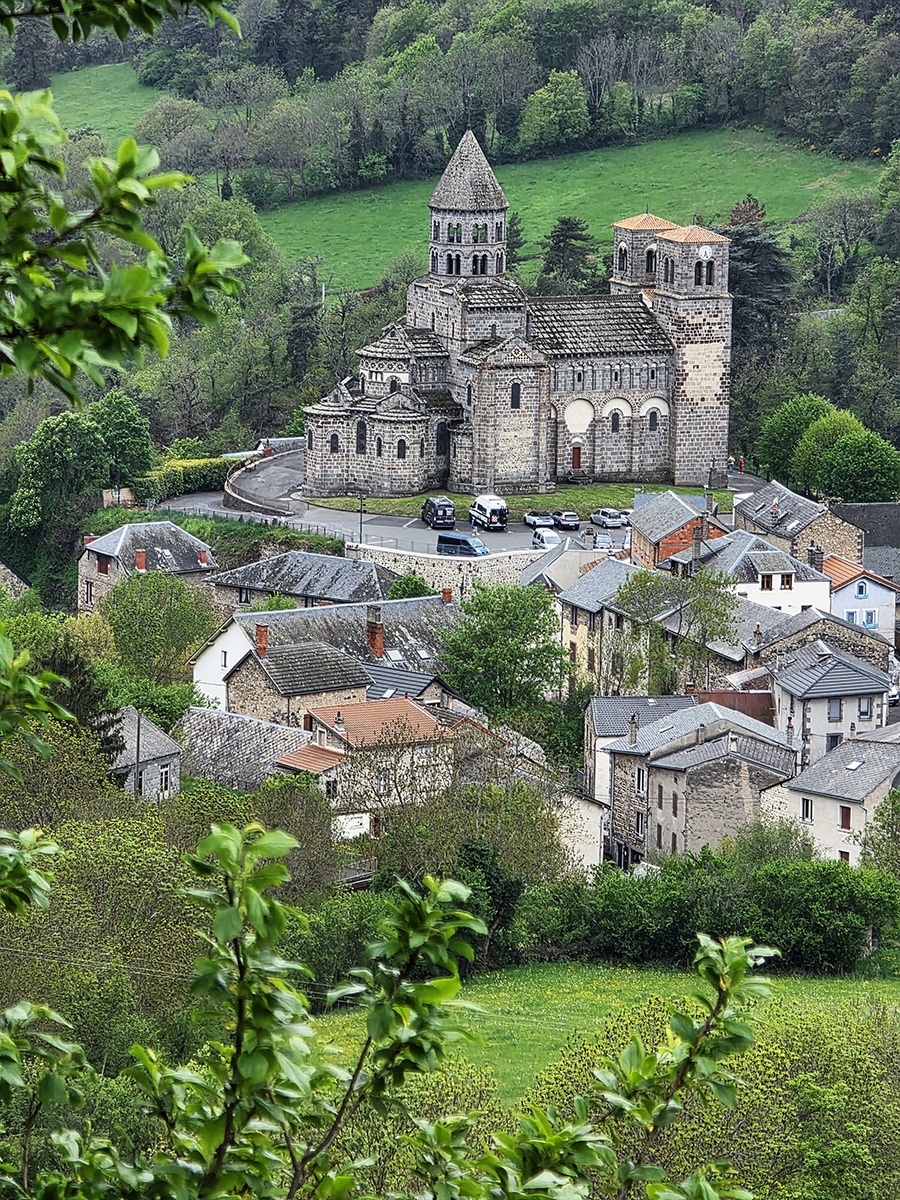 vue sur église de saint-nectaire