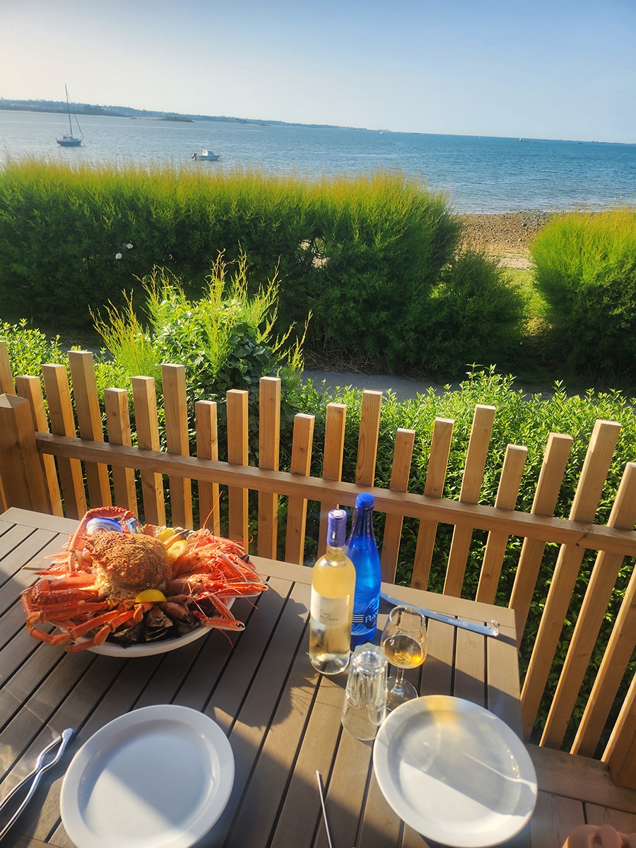 plateau fruits de mer en terrasse avec vue sur baie de morlaix
