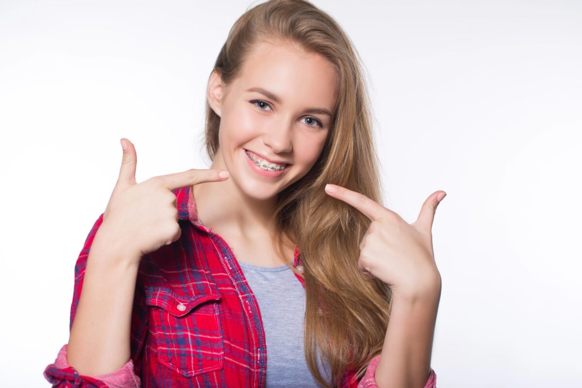 adolescente avec appareil dentaire