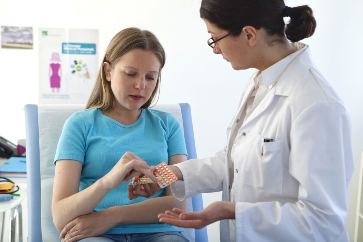 adolescente consultation gynécologique avec sage-femme