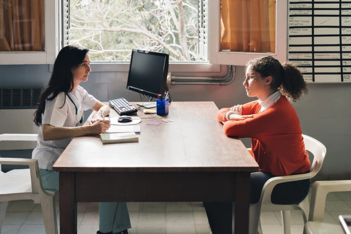 ado en consultation avec sage-femme