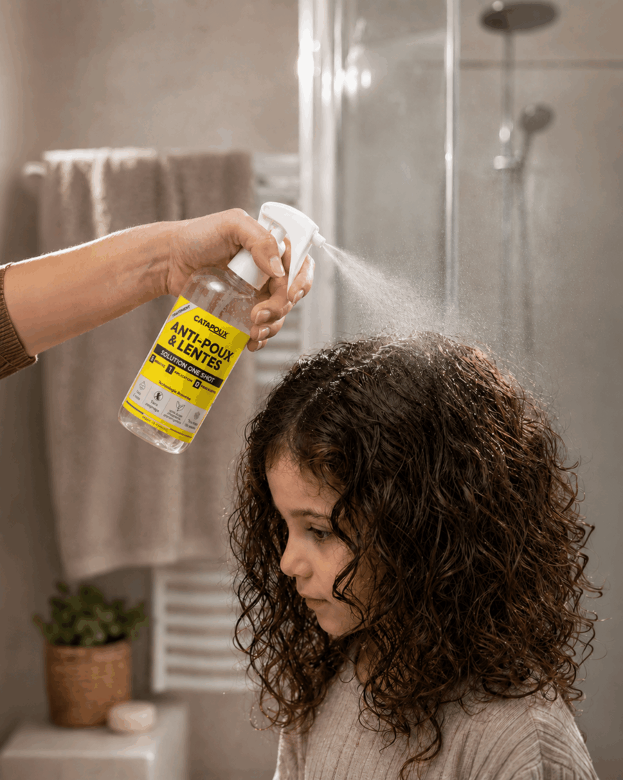 test anti-poux catapoux sur petite fille cheveux longs et frisés