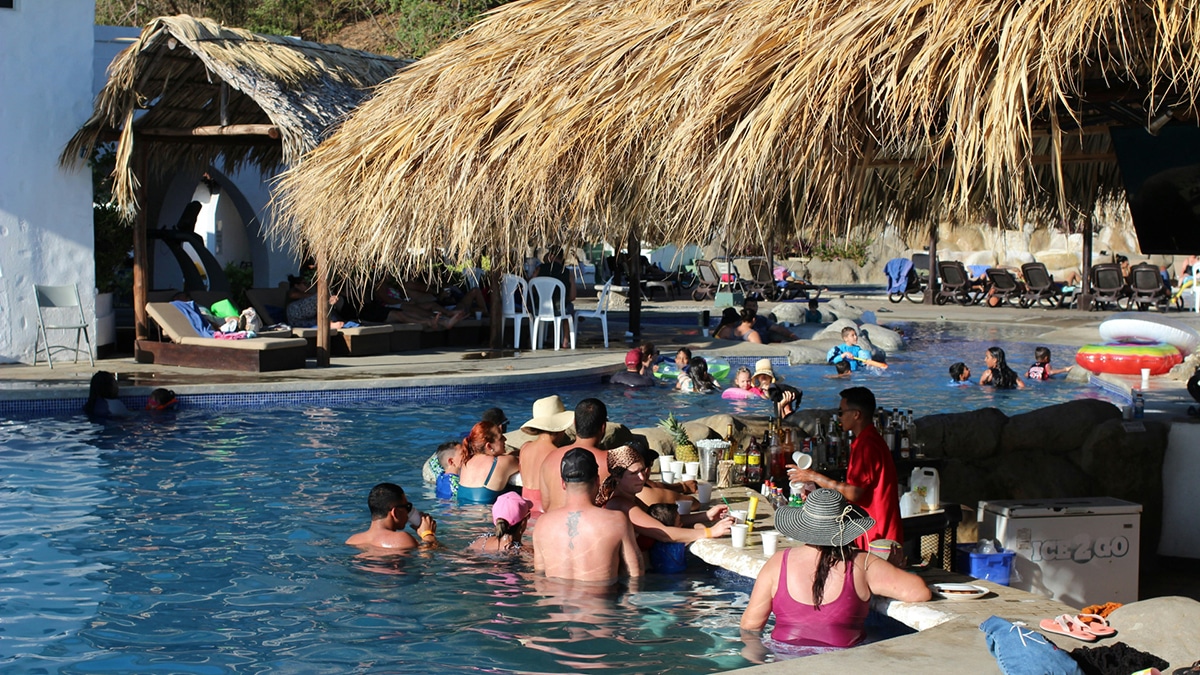 bar a volonté dans piscine séjour all inclusive