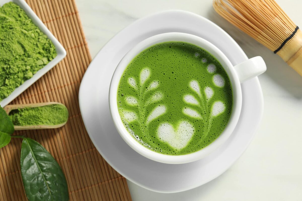 tasse thé matcha avec mousse coeur