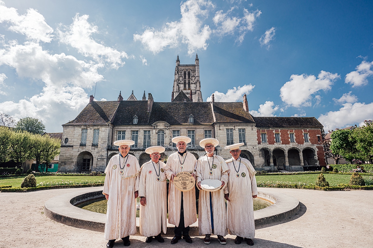 confrérie du brie de meaux dans le jardin bossuet